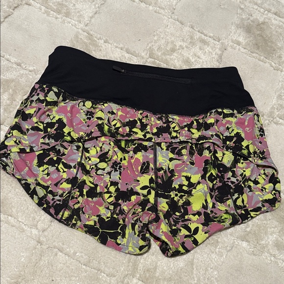 Lululemon athletica Women's Speed Up Shorts - Black and Green Floral - Picture 4 of 5